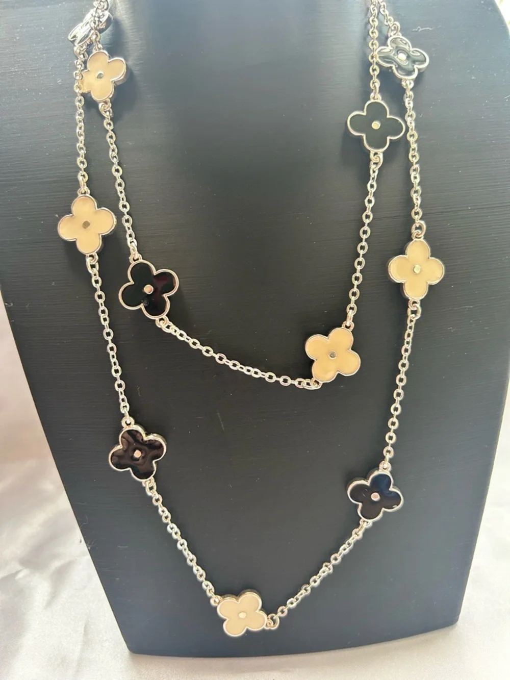 Zoetik Black and White Clover Link Necklace - Picture 2 of 3